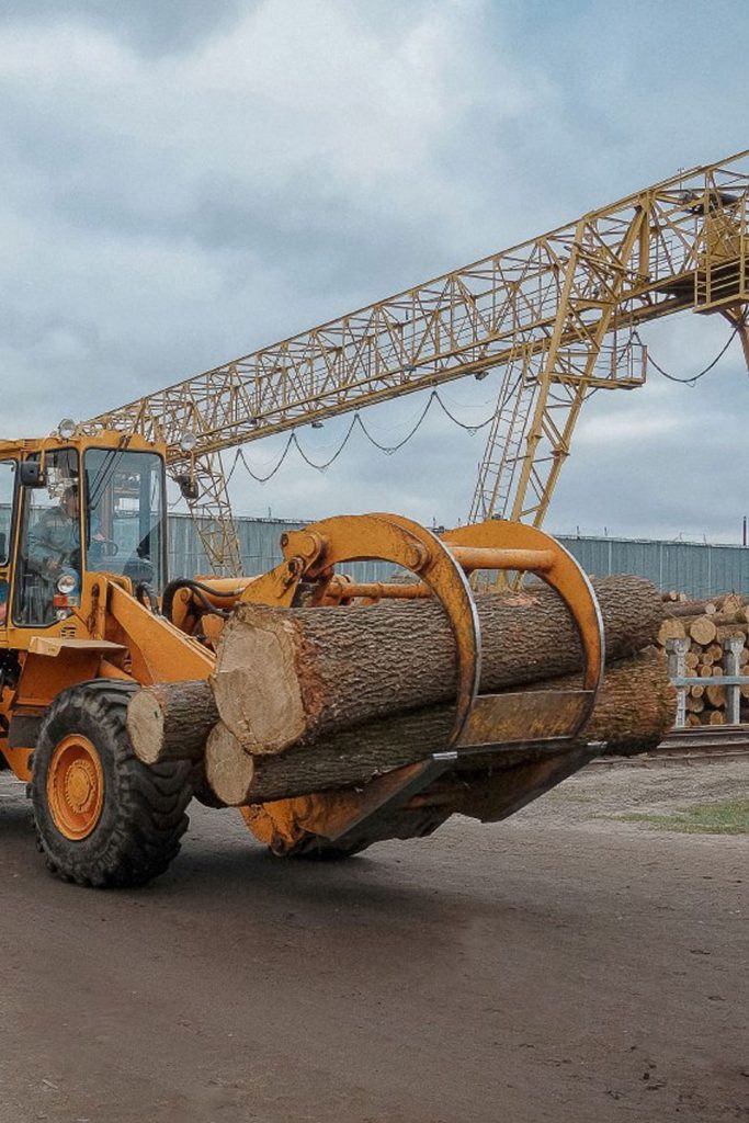 Furniro tractor transports oak log
